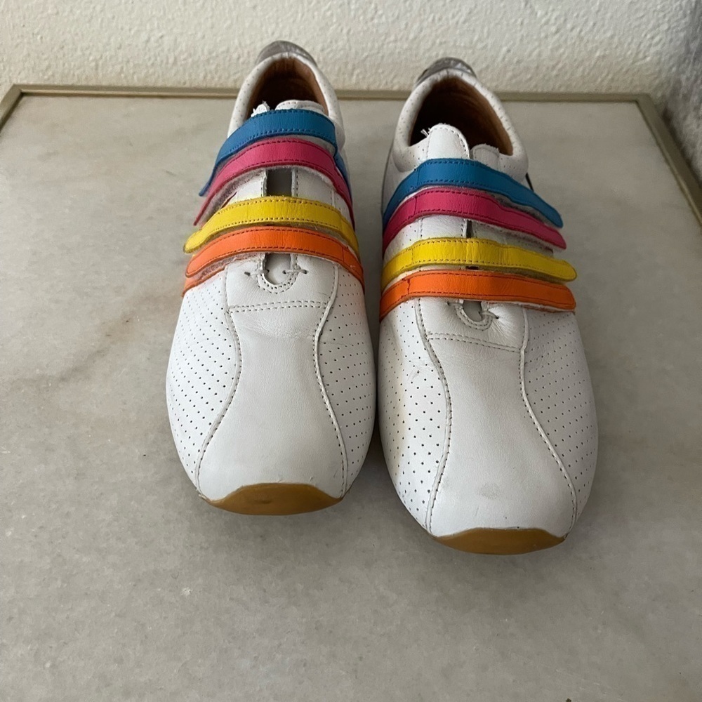 Lacoste leather tenis is size 8 1/2 women - Picture 2 of 7